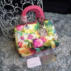 Bolso tote Lady de piel de becerro de la marca Dior.