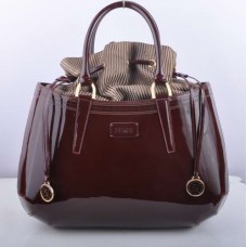Bolso grande Fendi B Fab de piel charol rojo oscuro con asa superior. Bolso grande Fendi B Fab de piel charol rojo oscuro con asa superior.