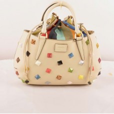 Bolso mediano Fendi B Fab de piel Ferrari beige con tachuelas y detalles de joyas multicolores.