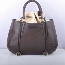 Bolso grande Fendi B Fab de piel de ciervo color café con asa superior.