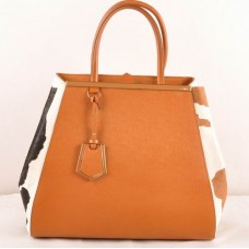 Bolso grande Fendi 2jours con estampado de vetas cruzadas en amarillo tierra y detalles en piel de crin negra y amarillo tierra.