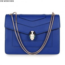 Bolso Bvlgari Serpenti GM de piel de becerro en color azul.