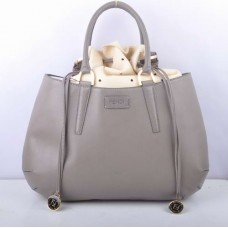 Bolso grande Fendi B Fab de piel de ciervo gris con asa superior.