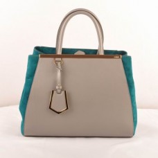 Bolso mediano Fendi 2jours de piel Ferrari gris con detalles de piel de cordero verde.