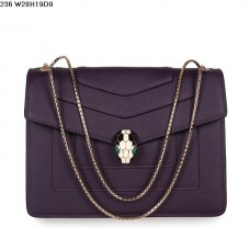 Bolso Bvlgari Serpenti GM de piel de becerro en color morado.
