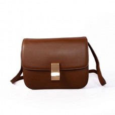 Bolso Celine Classic Box de piel de becerro con solapa, color marrón oscuro.