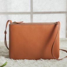 Bolso bandolera grande Celine Trio en piel de becerro marrón.