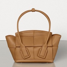 Bolso Bottega Veneta Mini Arco 29 en piel de becerro granulada color caramelo.