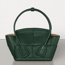 Bolso Bottega Veneta Mini Arco 29 en piel de becerro granulada verde.