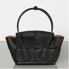 Bolso Bottega Veneta Mini Arco 29 en piel de becerro granulada negra.