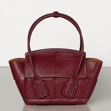 Bolso Bottega Veneta Mini Arco 29 en piel de becerro tejida en color burdeos.
