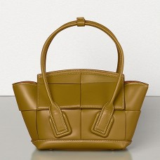Bolso Bottega Veneta Mini Arco 29 de piel de becerro con tejido Moutarde