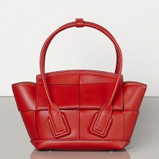Bolso Bottega Veneta Mini Arco 29 en piel de becerro roja tejida.