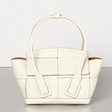 Bolso Bottega Veneta Mini Arco 29 en piel de becerro tejida blanca.