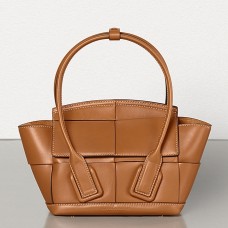 Bolso Bottega Veneta Mini Arco 29 en piel de becerro con tejido de madera.