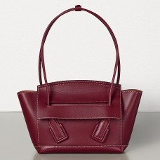 Bolso Bottega Veneta Arco 33 en piel de becerro francesa color burdeos.