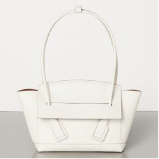 Bolso Bottega Veneta Arco 33 en piel de becerro francesa blanca.