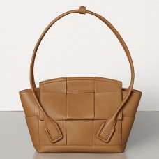 Bolso pequeño Arco 33 de Bottega Veneta en piel de becerro granulada color caramelo.