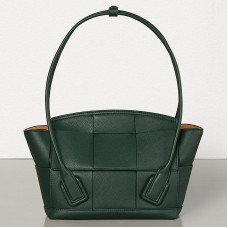 Bolso pequeño Arco 33 de Bottega Veneta en piel de becerro granulada verde.