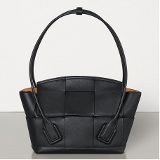 Bolso Bottega Veneta Small Arco 33 en piel de becerro granulada negra.