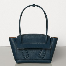 Bolso Bottega Veneta Arco 33 en piel de becerro granulada azul.