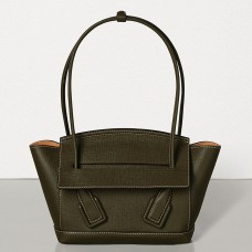 Bolso Bottega Veneta Arco 33 en piel de becerro granulada color caqui.