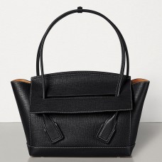 Bolso Bottega Veneta Arco 33 en piel de becerro granulada negra.