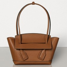 Bolso Bottega Veneta Arco 33 en piel de becerro granulada color camel.