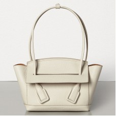 Bolso Bottega Veneta Arco 33 en piel de becerro granulada blanca.