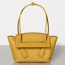 Bolso Bottega Veneta Arco 33 en piel de becerro granulada amarilla.