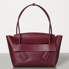 Bolso Bottega Veneta Arco 48 en piel de becerro francesa color burdeos.