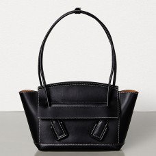 Bolso Bottega Veneta Arco 48 en piel de becerro francesa negra.