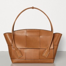 Bolso Bottega Veneta Arco 48 Intrecciato en piel de becerro color canela