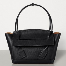 Bolso Bottega Veneta Arco 48 en piel de becerro granulada negra.