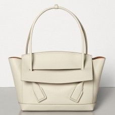 Bolso Bottega Veneta Arco 48 en piel de becerro granulada blanca.