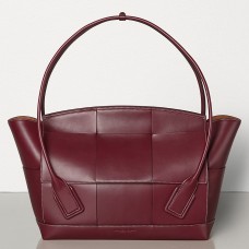 Bolso Bottega Veneta Arco 56 en piel de becerro francesa color burdeos.