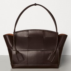 Bolso Bottega Veneta Arco 56 en piel de becerro francesa oscura.