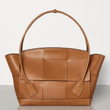 Bolso Bottega Veneta Arco 56 en piel de becerro francesa color camel.