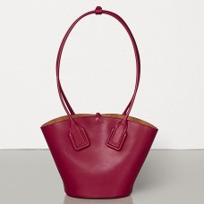 Bolso pequeño tipo cesta de Bottega Veneta en piel de becerro color amaranto.