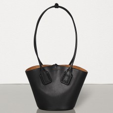 Bolso pequeño tipo cesta de Bottega Veneta en piel de becerro negra.