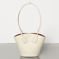 Bolso pequeño tipo cesta de Bottega Veneta en piel de becerro blanca.