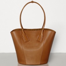 Bolso tote mediano tipo cesta de Bottega Veneta en piel de becerro marrón.