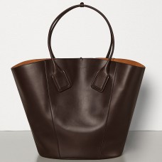 Bolso tote mediano tipo cesta de Bottega Veneta en piel de becerro color chocolate.