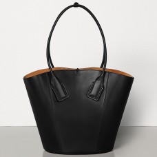 Bolso tote mediano tipo cesta de Bottega Veneta en piel de becerro negra.