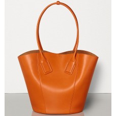 Bolso tote mediano tipo cesta de Bottega Veneta en piel de becerro naranja.