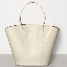 Bolso tote mediano tipo cesta de Bottega Veneta en piel de becerro blanca.