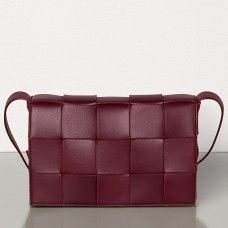 Bolso Cassette de Bottega Veneta en piel de cordero color burdeos.