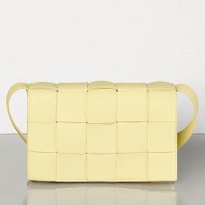 Bolso Cassette de Bottega Veneta en piel de cordero color crema.