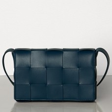 Bolso Cassette de Bottega Veneta en piel de cordero azul oscuro.
