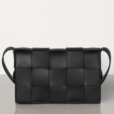 Bolso Cassette de Bottega Veneta en piel de cordero negra.